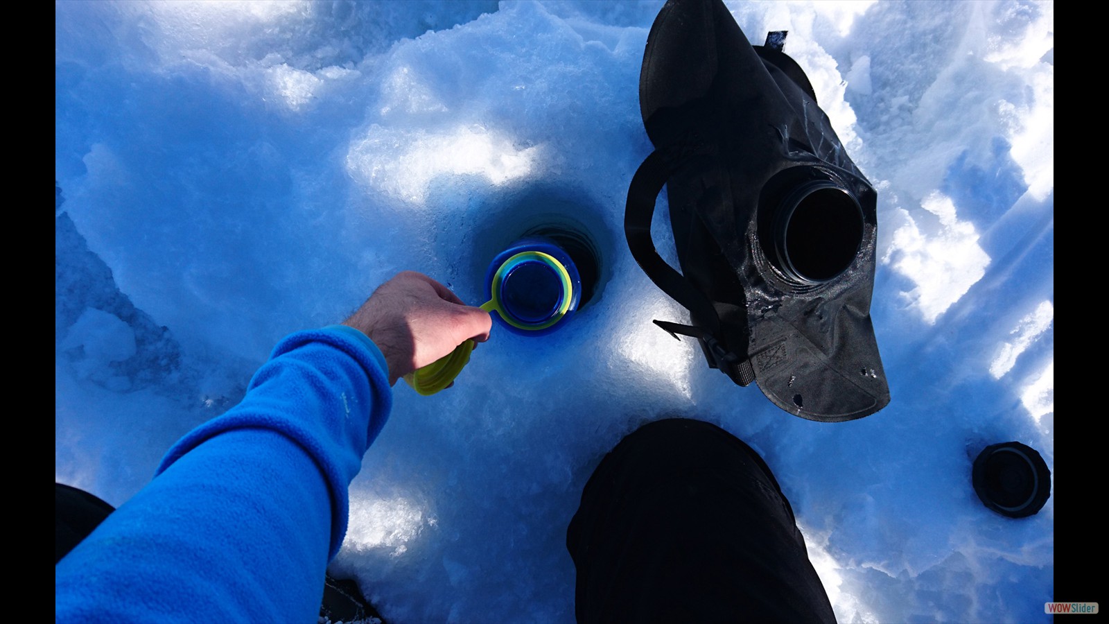 Wasser schpfen am Eisloch